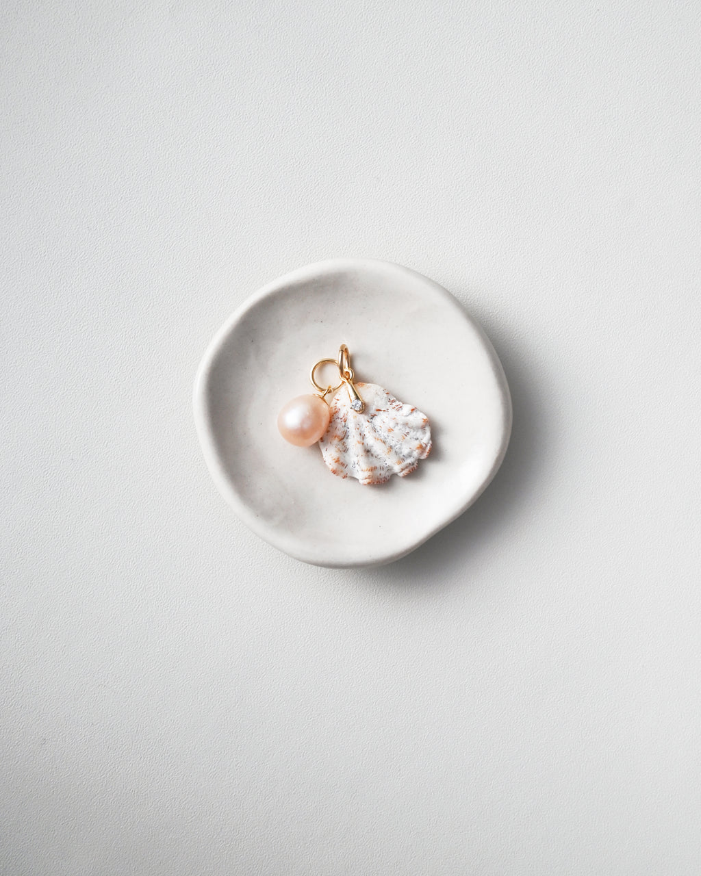 Cream Speckled Scallop | Gold & Gemstone Setting