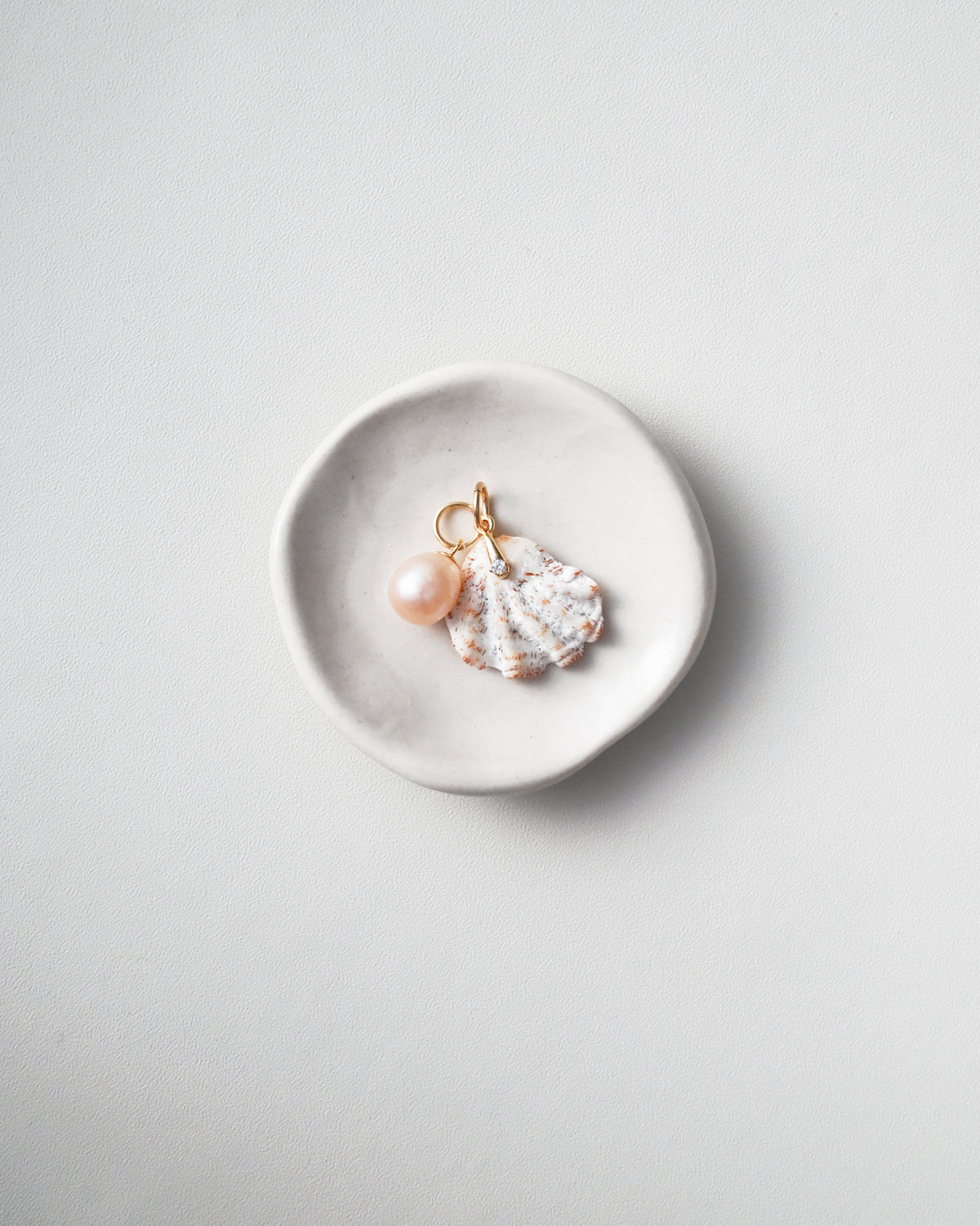 Cream Speckled Scallop | Gold & Gemstone Setting